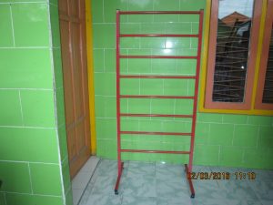 Rak gantungan kertas kado dan koran